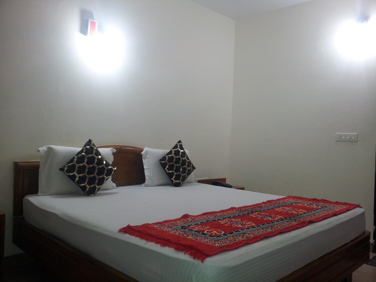 Hotel M J Residency Puri Buitenkant foto