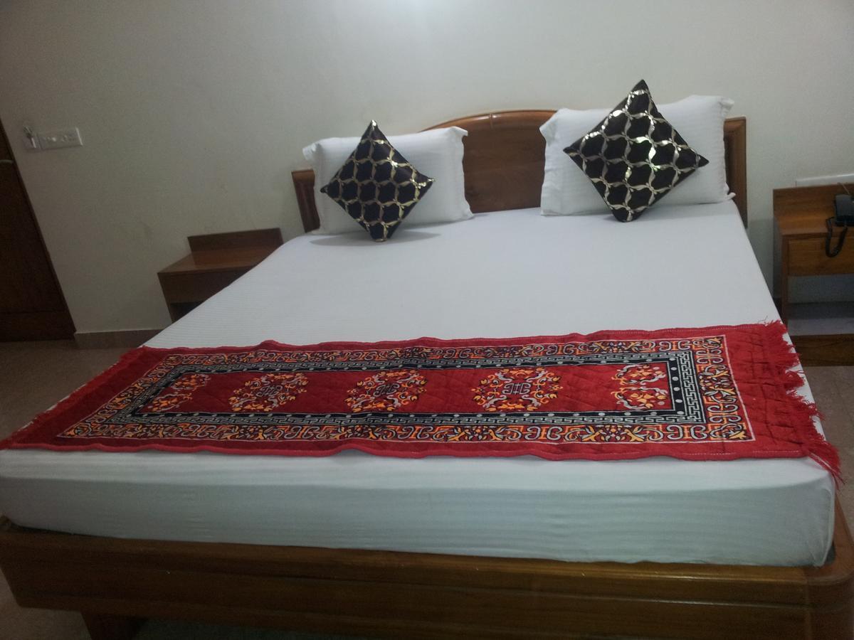 Hotel M J Residency Puri Buitenkant foto